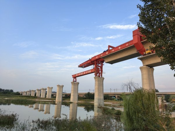 亨利投资 毫米级下穿京沪高铁！石衡沧港城际铁路箱梁架设突破800孔